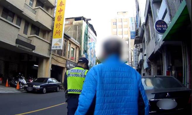 台中警方日前清晨接到求救电话，曾男报案遭讨债，警方援救查出他有失智、幻想症，协助返家。（警方提供／陈淑芬台中传真）