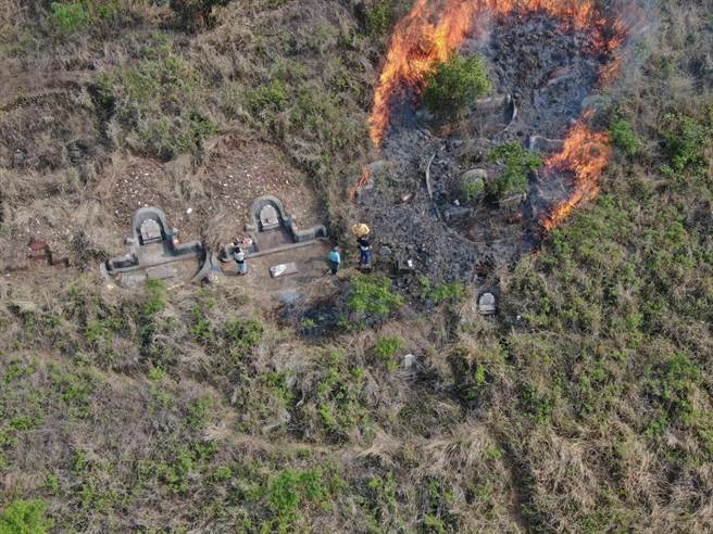 台中市消防局以空拍机锁定现场2名王姓堂兄弟，因扫墓燃烧金纸不慎引起周边杂草火灾。(民眾提供)