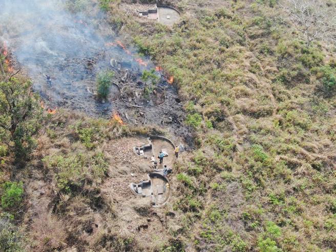 台中市消防局以空拍机锁定现场2名王姓堂兄弟，因扫墓燃烧金纸不慎引起周边杂草火灾。(民眾提供)