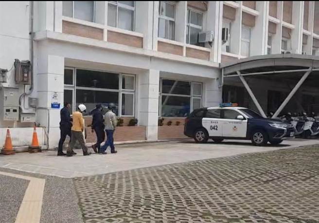 沙鹿分驻所即将2名王姓堂兄弟逮捕，并厘清案情后；依公共危险罪嫌，移送台中地检署侦办。(警方提供)