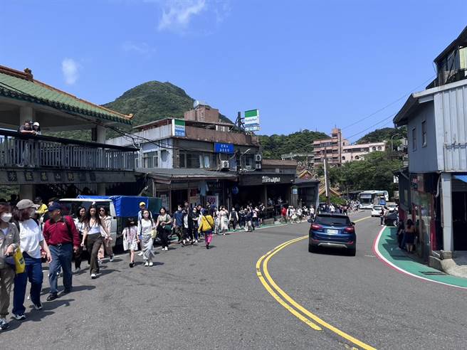 由于九份、金瓜石地区的游客暴增，瑞芳分局3日下午1时起，启动A级管制。（新北市警察局提供／张志康新北传真）