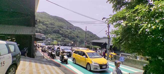 由于九份、金瓜石地区的游客暴增，瑞芳分局3日下午1时起，启动A级管制。（新北市警察局提供／张志康新北传真）