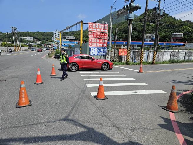 由于九份、金瓜石地区的游客暴增，瑞芳分局3日下午1时起，启动A级管制。（新北市警察局提供／张志康新北传真）