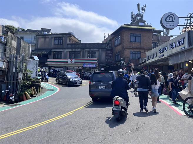 由于九份、金瓜石地区的游客暴增，瑞芳分局3日下午1时起，启动A级管制。（新北市警察局提供／张志康新北传真）