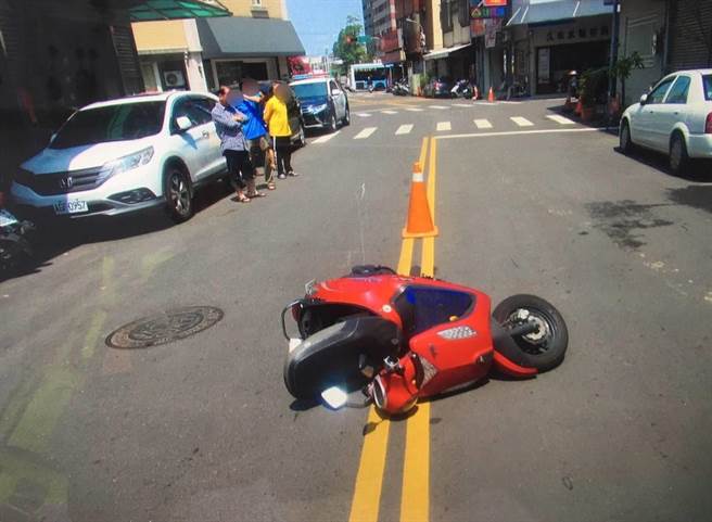 王女机车因撞到滚到马路上的篮球，连人带车倒在路中间。(民眾提供)