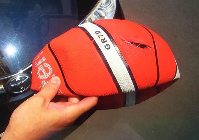 1颗闯到马路上的篮球，害得女骑士摔车，全身多处擦挫伤。(民眾提供)