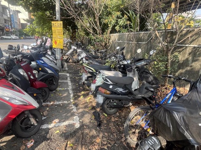 桃园市中坜后火车站机车乱停垃圾多，区公所要整顿。（吕筱蝉摄）