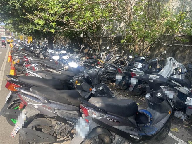 桃园市中坜后火车站机车乱停垃圾多，区公所要整顿。（吕筱蝉摄）