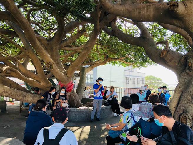 中市沙鹿区公所办理社造中心计画「在地特色小旅行」，导览解说南势溪生态。（台中市文化局提供／陈淑芬台中传真）