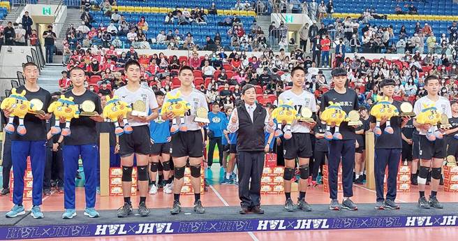 丰原高商男子排球队与对手苦战，抱回男子组亚军奖杯；并荣获男子组4项个人奖项。（台中市政府提供）