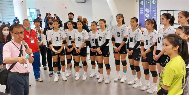 赛前教育局长蒋伟民，特代表市长卢秀燕勉励东山女排，再接再厉。（台中市政府提供）