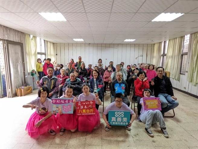 苗栗县狮潭乡民甘顺发今年募得7200台斤白米，日前赠给真善美社会福利基金会。（真善美社会福利基金会提供／李京升苗栗传真）