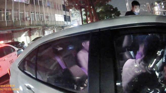 3名男子在台南中西區河樂廣場聊天，因違規停車引起警方注意盤查。（讀者提供／洪榮志台南傳真）