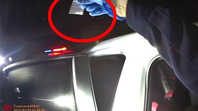 3名男子在台南中西區河樂廣場聊天，因違規停車引起警方注意盤查，當場在車內起出K他命1包。（讀者提供／洪榮志台南傳真）