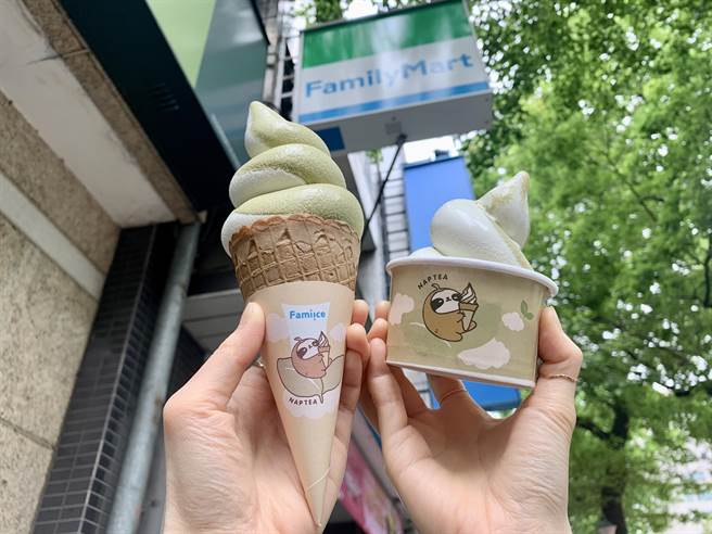 全家5日起至9日Let’s Café、Fami!ce霜淇淋、酷缤沙与私品茶推大份量组合只要1000元好康，想尝「再睡5分钟」联名焙茶麦麦霜淇淋也能靠优惠省荷包。（全家提供）