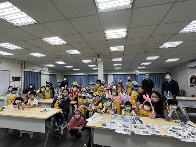 新北市动保处举办「动保小小兵」一日动保员体验课程。（志工谭宸翔提供）