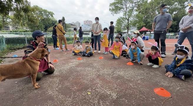 志工小叶介绍狗狗「蛋蛋」和小小兵们认识。（志工谭宸翔提供）