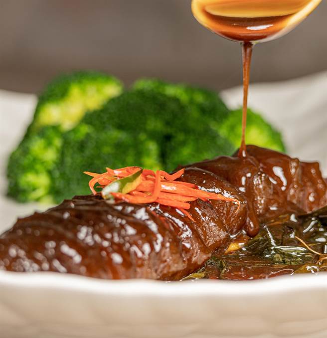 印月餐廳推出滬菜尋味「蝦籽紅燒大海參」肥美脆嫩、鹹、甜、鮮、香更是恰到好處。（印月提供／馮惠宜台中傳真）