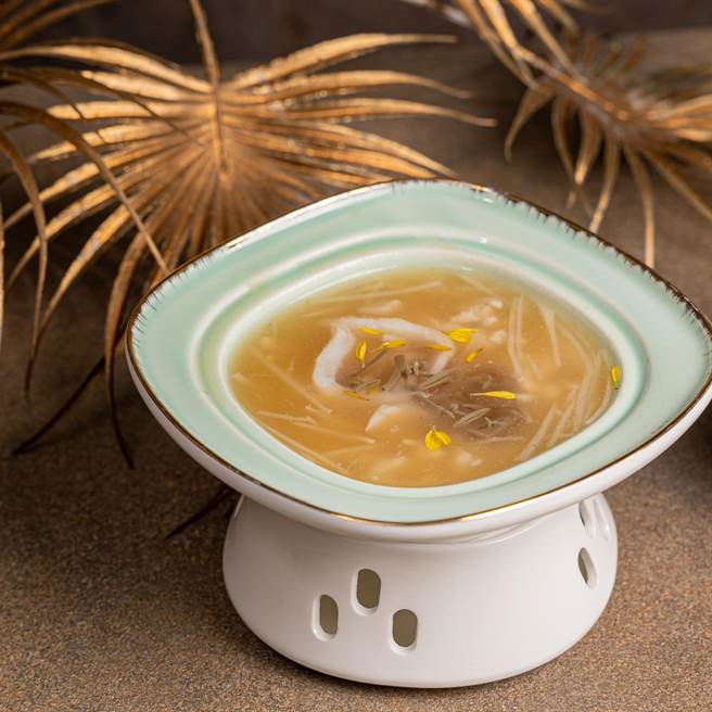 印月餐廳新推出「蓴鱸魚膾」滑口中透著醇美的鮮甜，一口道盡江浙的富庶風情。（印月提供／馮惠宜台中傳真）