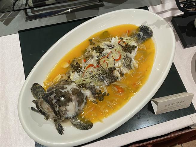 裕元花園酒店二樓「喆園鮑魚中餐廳」改裝重新開幕，也順勢推出金湯酸菜水煮魚等功夫菜。（馮惠宜攝）