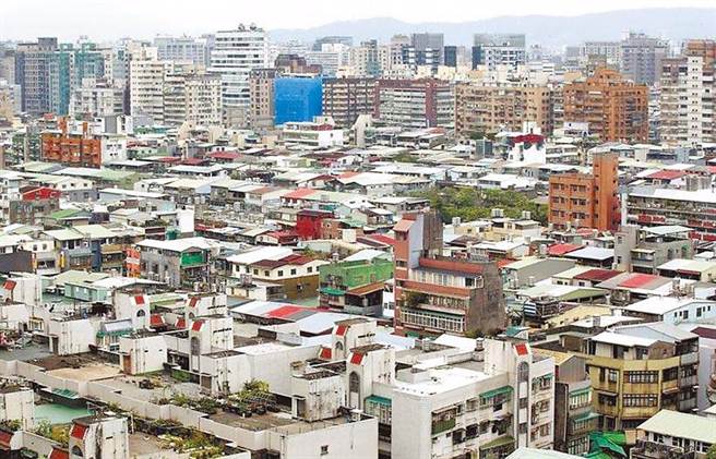 为增进公寓大厦维护管理成效及提升居住安全，台北市都发局提高补助，首次成立管委会的老旧社区，不仅能于6月1日优先申请补助，补助金额最多可获得25万元。（示意图／本报资料照）