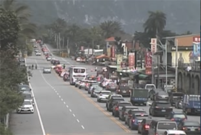 今天是清明连假第3天，苏花路廊午后陆续涌现北上车流，车多壅塞情况恐持续至晚间才能缓解。（摘自公路总局即时影像）