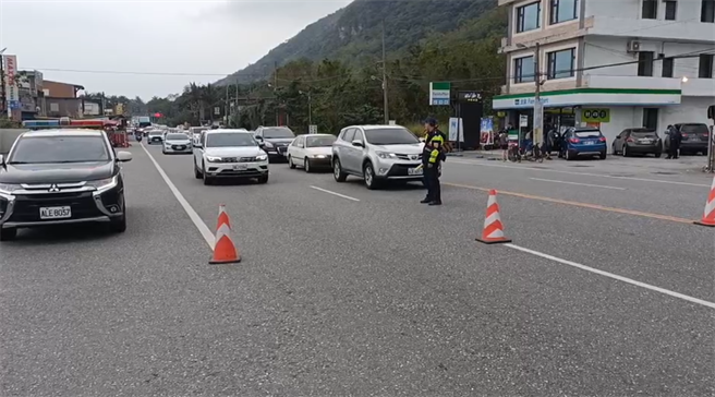 今天是清明连假第3天，苏花路廊午后陆续涌现北上车流，警方已在崇德路段实施分流管制。（新城警分局提供／罗亦晽花莲传真）