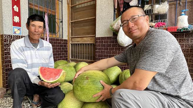学甲红茄萣西瓜上市，郭尊景（左）与儿子郭鸣修（右）自产自销。（张毓翎摄）