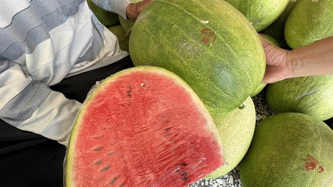 今年缺水关系，西瓜较以往小颗，不过甜度相对提高，果肉也是美丽的亮红色。（张毓翎摄）