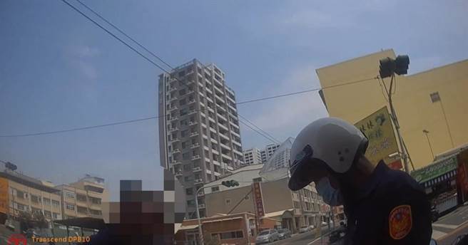 高雄陈姓男子因适逢白色情人节，太想吃巧克力但身上钱不够多，才会动歪脑筋窃取一盒巧克力，日前警方巡逻时将他查获，函送法办。（翻摄照片／崔正纲高雄传真）