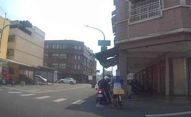 警方巡逻时查获窃取巧克力的陈姓男子。（翻摄照片／崔正纲高雄传真）