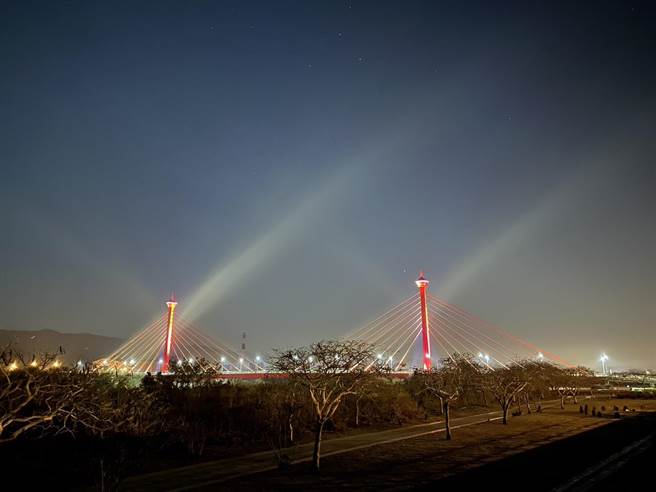 苗栗市景观地标「新东大桥」熄灯3年多，经过县府重启点亮计画，预计4月19日重新点亮启用。（民眾提供／李京升苗栗传真）