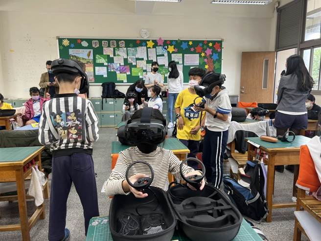 青草湖国小以「海洋奇缘─永续生态的奇幻探险」VR海洋校订创新科技课程，再次获得教授评审团队的好评与肯定，并给予62万元补助。（新竹市政府提供／陈育贤新竹传真）