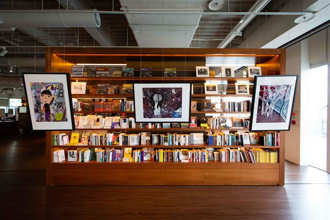 萧柏润的取材每每来自生活的观察或体悟，用色大胆、情境重现、风格强烈是他的创作特色。（袁庭尧摄）