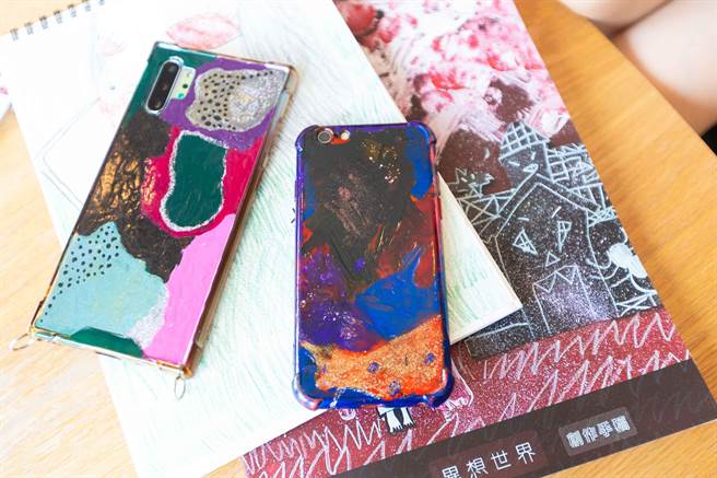 萧柏润用妈妈的指甲油，细心堆迭晕染的手机壳创作。（袁庭尧摄）