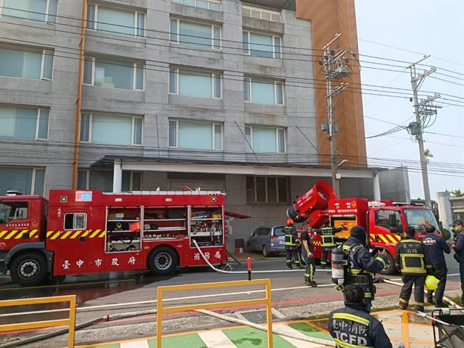 台中市消防局出动大批消防车及人员前往进行灌救。(图／民眾提供)