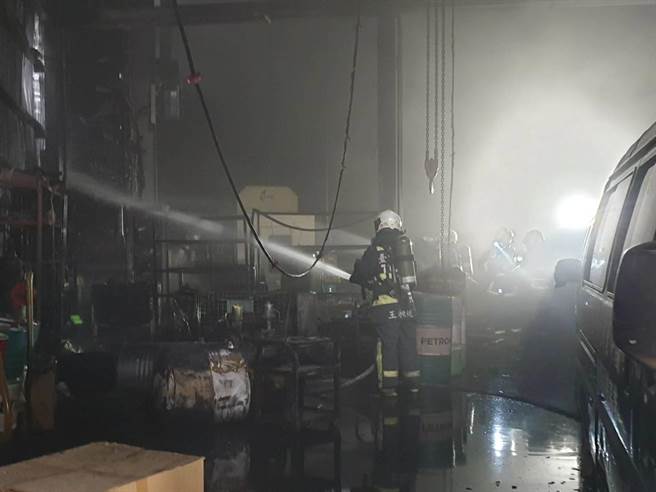 台中市消防队员进入火场内洒水灌救，火势于20余分钟扑灭。(图／民眾提供)
