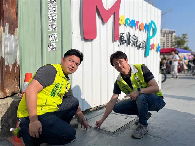 马卡龙儿童公园的人行道惊见10元大小突起钉子，市议员江肇国(右起)、蔡耀颉呼吁市府重视民眾安全。(江肇国服务处提供)