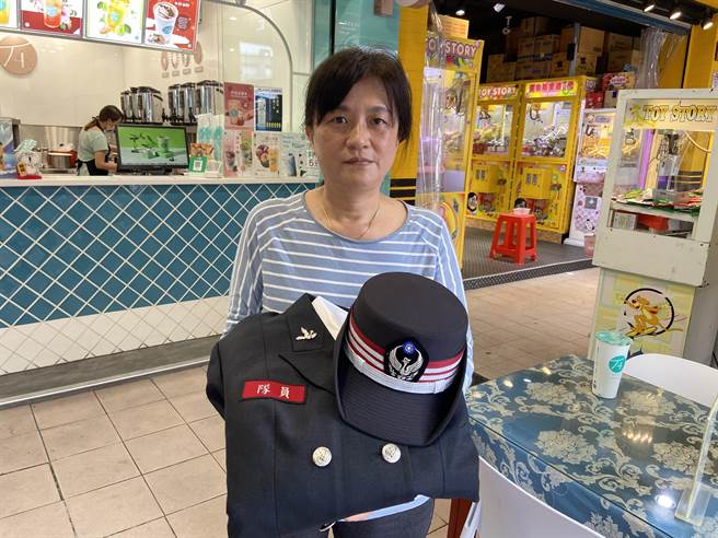 宜兰县消防局长徐松奕颁发义消服务证与制服给林恩羽，由她的母亲杨玉梅代收。（吴佩蓉摄）