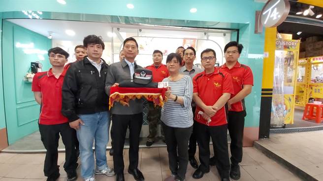 宜兰县议会议长张胜德（左3）得知女孩的感人故事，遂与宜县消防局长徐松奕讨论，决定帮她圆梦。（吴佩蓉摄）