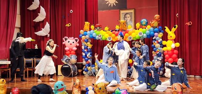 台北市特殊教育学校日前邀请启明学校、华冈艺术学校、五常国中到学校，为儿童节活动表演。图为华冈艺校歌舞表演。（北市特教学校提供）