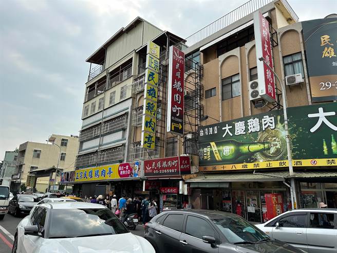 民雄火車站前和平路鵝肉店林立，有「鵝肉一條街」之稱，清明連假第3天，許多遊客正在店門口排隊等候用餐。（邱顯誠攝）