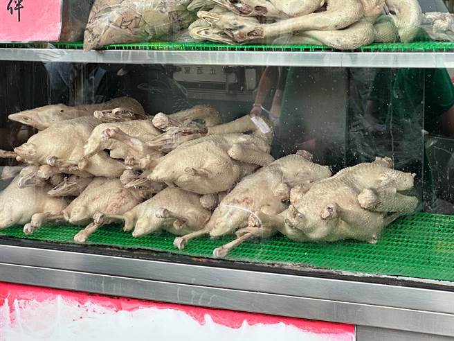 民雄鄉鵝肉遠近馳名，連假吸引不少饕客前來享用美食。（邱顯誠攝）