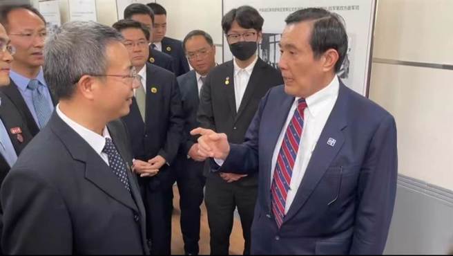 馬英九(右)2日上午到湖南大學和陸生交流，並率學生參觀八年抗戰勝利後湖南大學的受降舊址。（藍孝威攝）