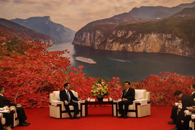 前总统马英九率团访问大陆，今天从湖南长沙搭机飞抵重庆市，傍晚会见重庆市委书记袁家军。（蓝孝威摄）