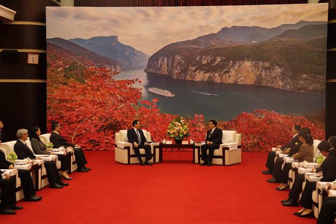 前总统马英九率团访问大陆，今天从湖南长沙搭机飞抵重庆市，傍晚会见重庆市委书记袁家军。（蓝孝威摄）