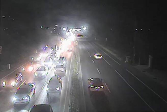 清明連假第3天，台1線南下墾丁路段仍湧現逾3萬輛次的車流，但北上車潮也漸漸湧現。（翻攝畫面／謝佳潾屏東傳真）