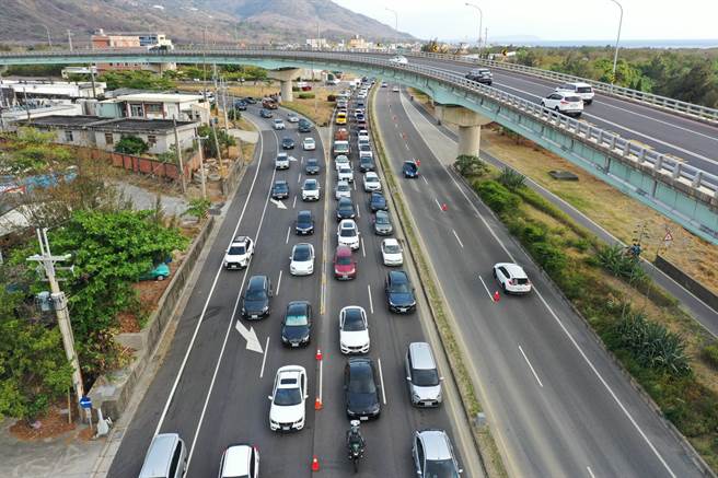 清明連假第3天，台1線南下墾丁路段仍湧現逾3萬輛次的車流，但北上車潮也漸漸湧現。（警方提供／謝佳潾屏東傳真）