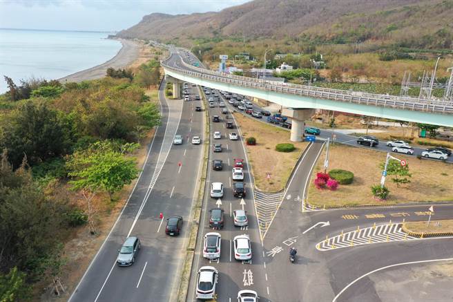 清明連假第3天，台1線南下墾丁路段仍湧現逾3萬輛次的車流，但北上車潮也漸漸湧現。（警方提供／謝佳潾屏東傳真）