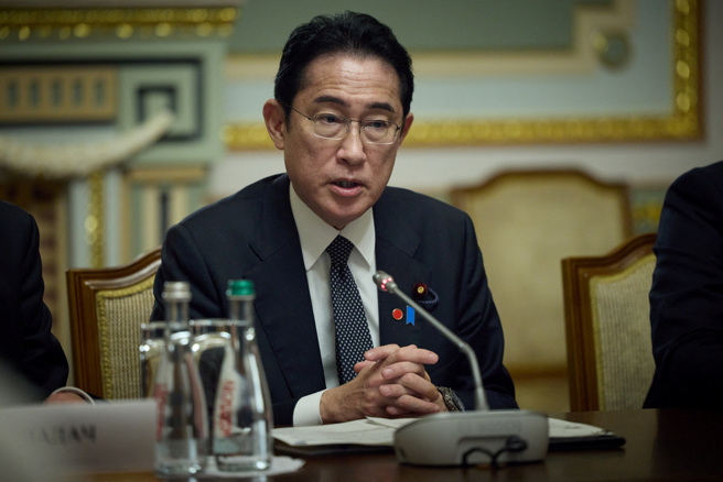 日本政府将新设无偿合作机制，向拥有民主与法治等共同价值观的志同道合国家军队提供军用器材。（图／路透）